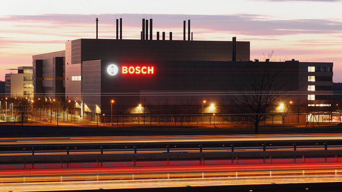 Завод Bosch в России: фасад с подсветкой логотипа и современным зданием