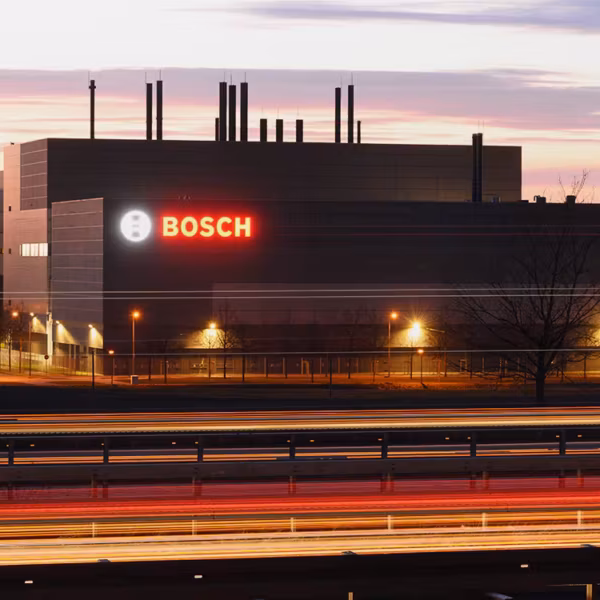 Завод Bosch в России: фасад с подсветкой логотипа и современным зданием