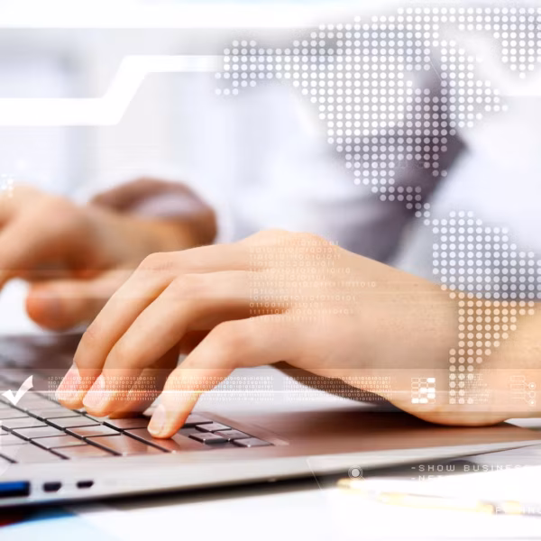 Человек работает на ноутбуке: клавиатура и графики, обсуждение ограничения зарубежных ИИ в России