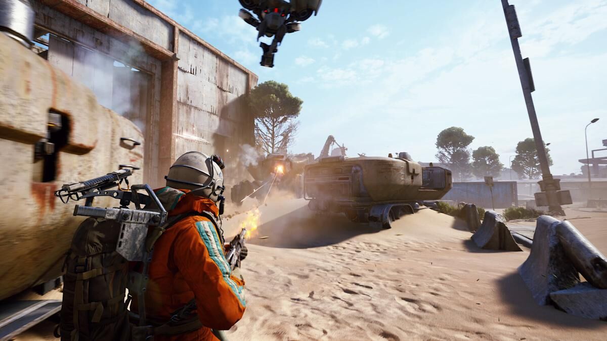 Боевой робот и солдат в песчаном аду в игре Arc Raiders во время жесткого боя