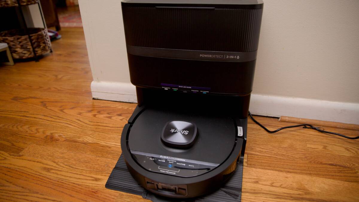 Робот-пылесос Shark PowerDetect UV Reveal ищет невидимые загрязнения с помощью ультрафиолета