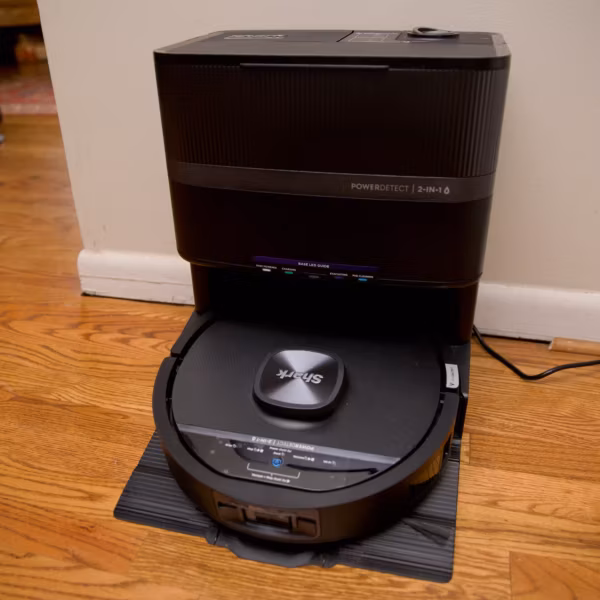 Робот-пылесос Shark PowerDetect UV уходит на зарядку