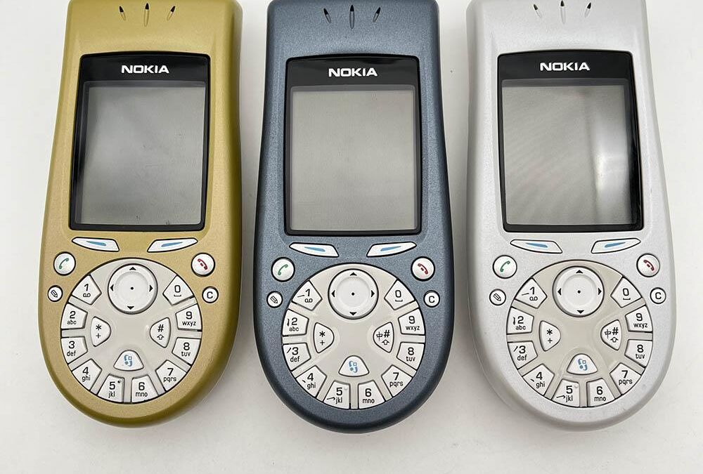 Три старых кнопочных телефона Nokia разных цветов