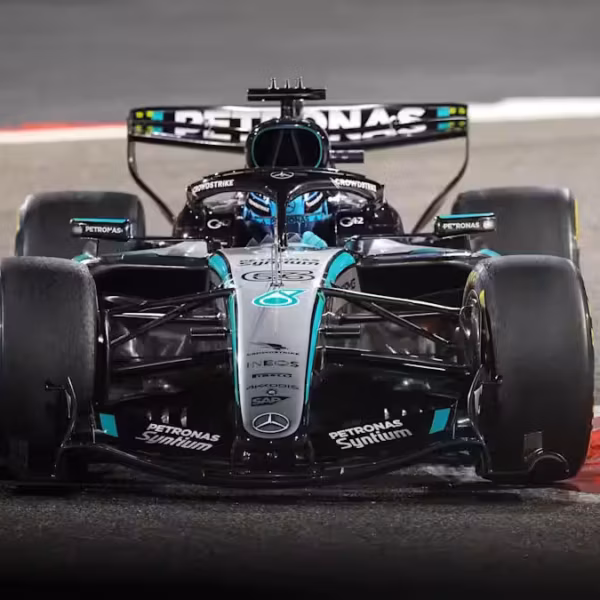 Гоночная машина Mercedes на трассе Формулы-1 во время трансляции на Apple TV