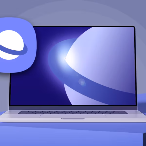 Ноутбук с логотипом Samsung Internet на экране, запуск браузера Samsung Internet для Windows