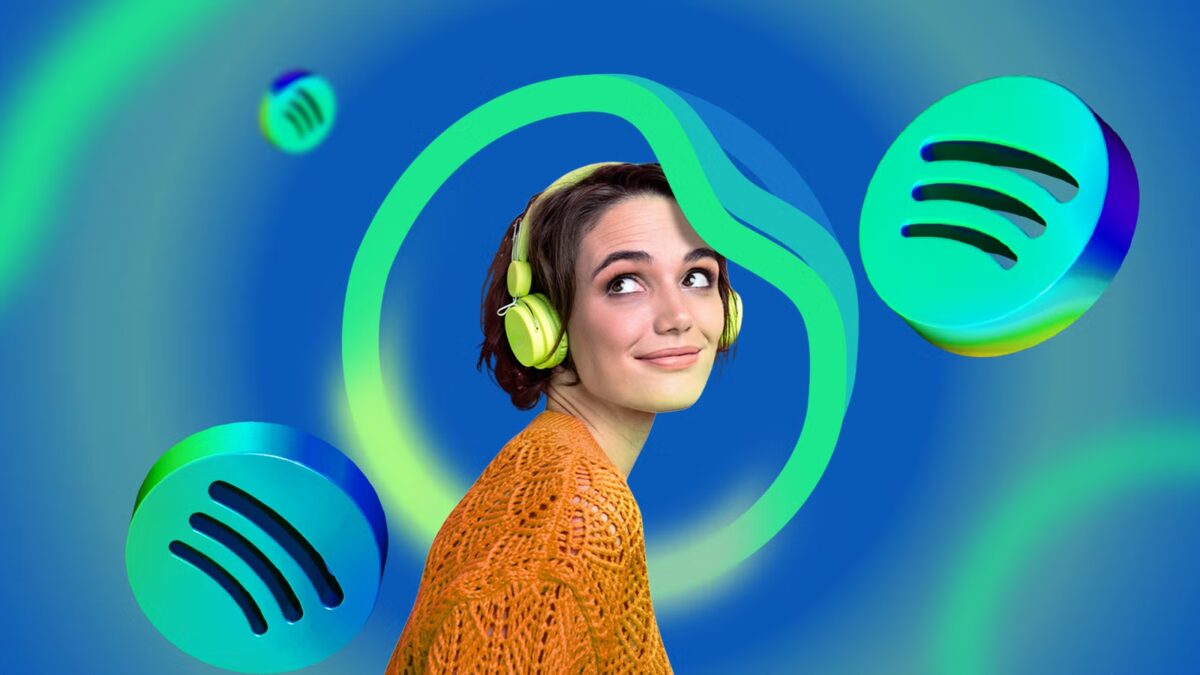 Женщина в наушниках с логотипом Spotify на фоне анимационных музыкальных символов для SongDNA