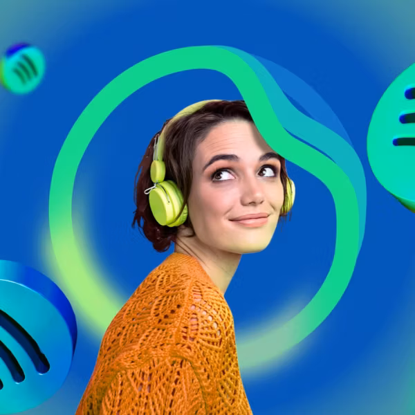Женщина в наушниках с логотипом Spotify на фоне анимационных музыкальных символов для SongDNA
