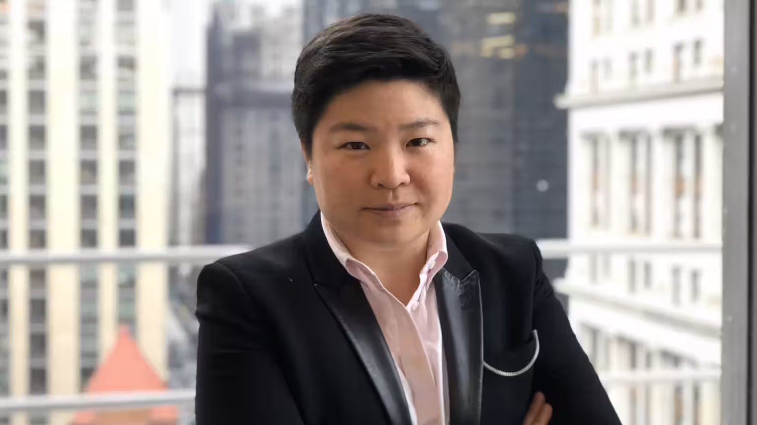 Reddit удерживает внимание пользователей благодаря живому человеческому контенту на фоне волны ИИ 4 Reddit Jen Wong wearing a black jacket with a light pink shirt