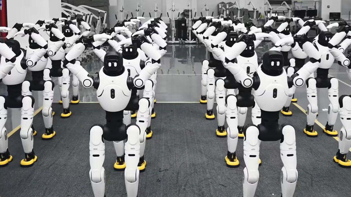 Группа гуманоидных роботов AGIBOT в ряде на выставке