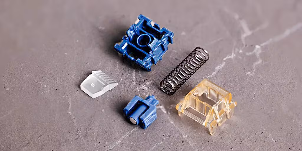 Разобранная клавиатура с TMR-переключателями и комплектующими