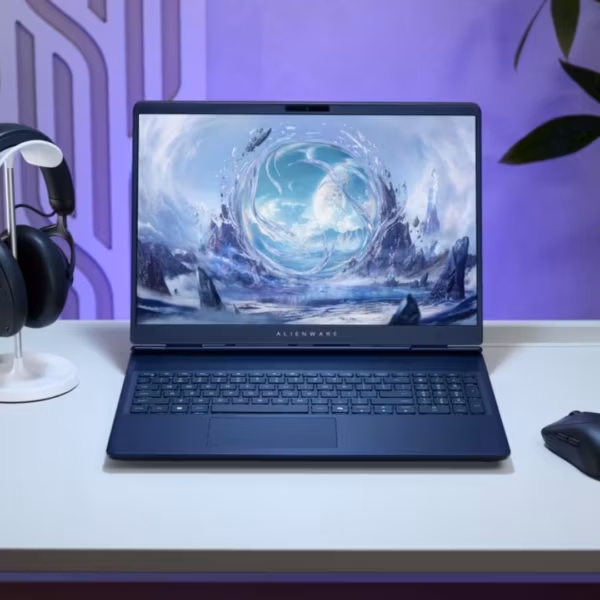 Игровой ноутбук Alienware Dell с открытым экраном и периферией на столе при релизе моделей с Intel Arrow Lake