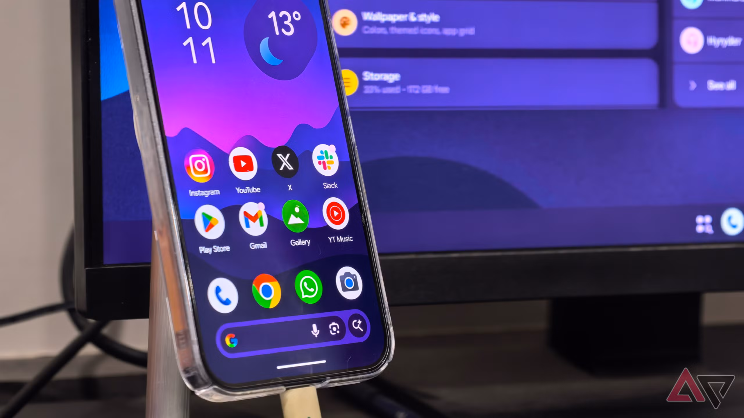 Смартфон с Android Desktop Mode у монитора