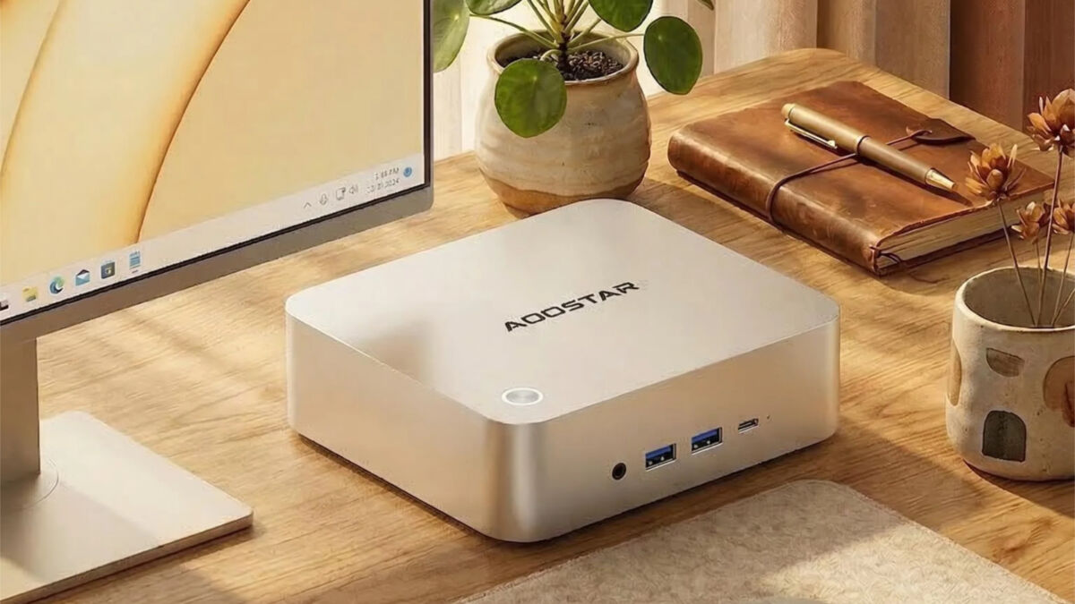 Компактный мини-ПК Aoostar Maco 470 на деревянном столе