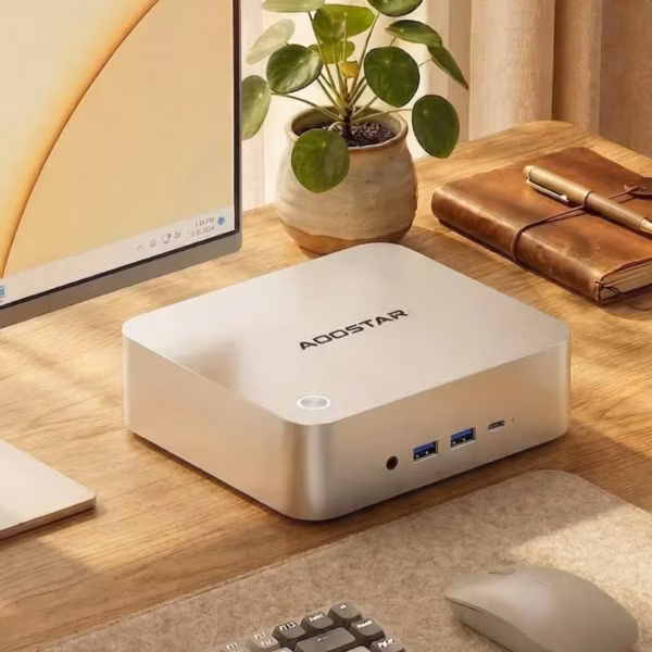 Компактный мини-ПК Aoostar Maco 470 на деревянном столе