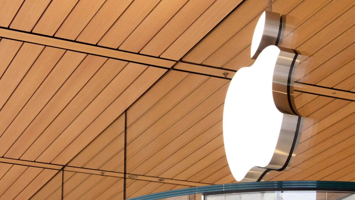 Вывеска Apple в торговом центре на потолке