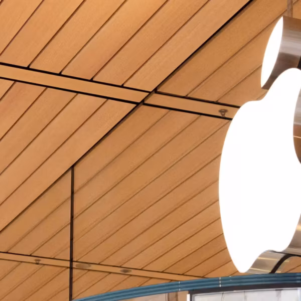 Вывеска Apple в торговом центре на потолке