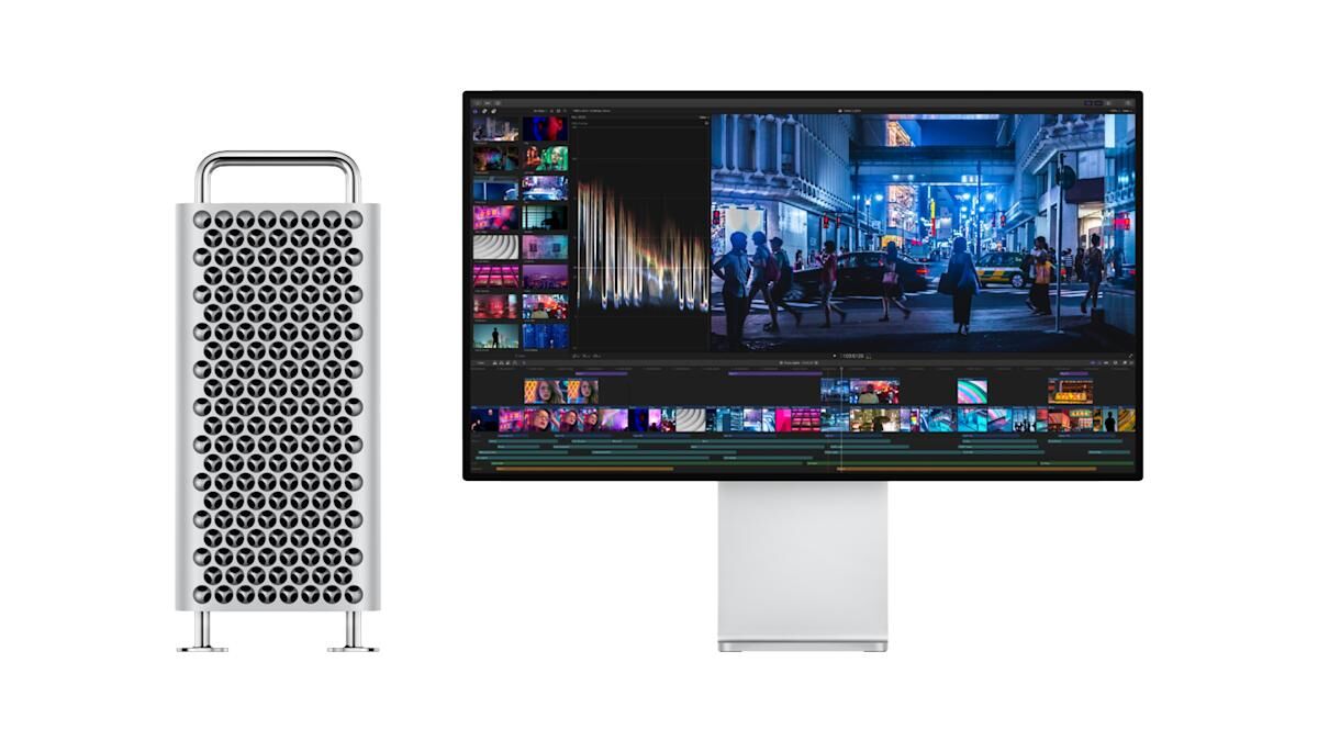 Mac Pro компьютер с перфорированным корпусом и экран с редактором видео