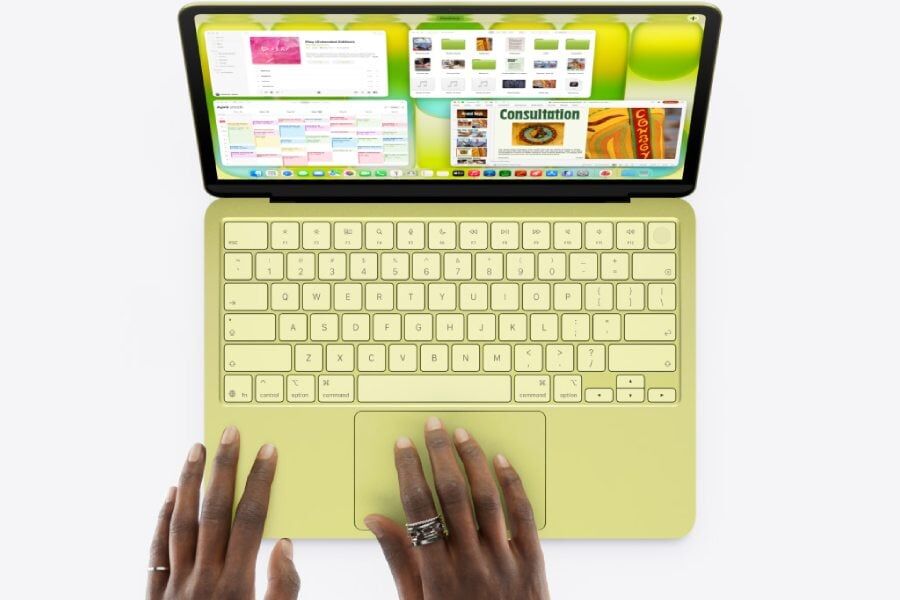Ноутбук MacBook Neo с ярко-зеленым экраном, клавиатурой и крупным тачпадом, вид сверху