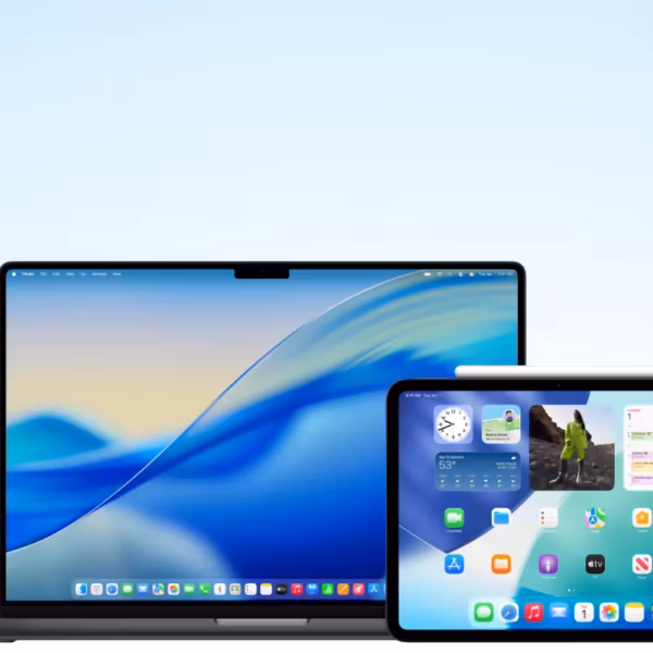 Клавиатура Apple TV в руке с подключением через автомодуль Apple