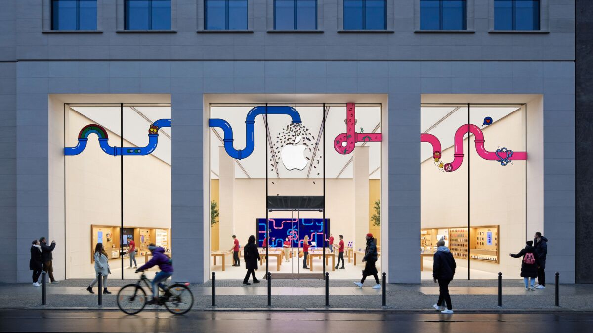 Интерьер магазина Apple Rosenthaler с ярким дизайном и посетителями у витрины