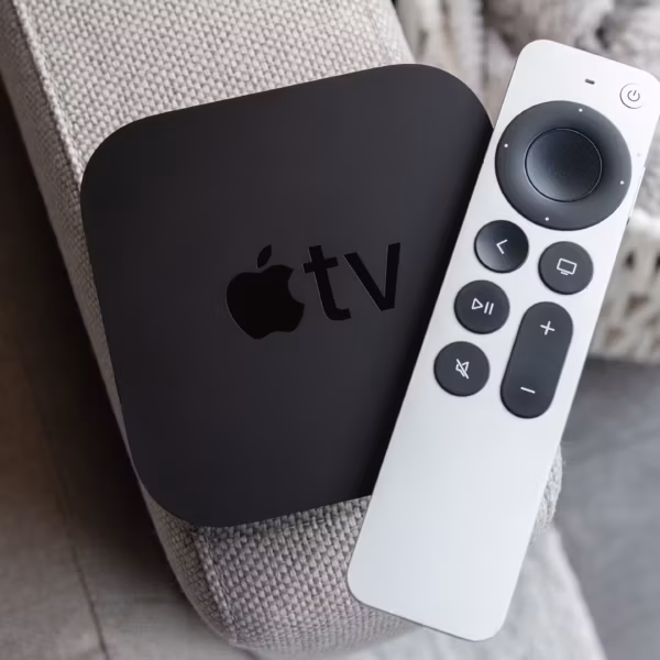 Пульт Apple TV и медиаплеер Apple TV 4K с чипом A17 Pro