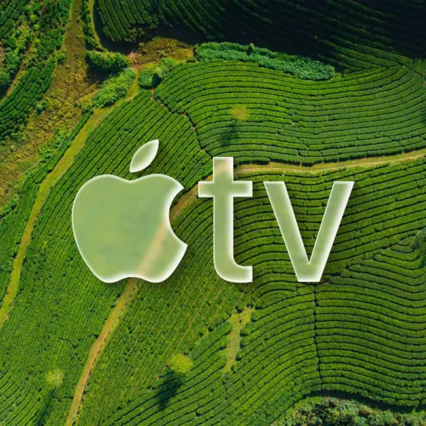 Заставка Apple TV с логотипом и зеленым лесом в фоне tvOS 26