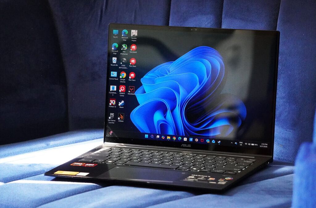 Ноутбук Asus Zenbook 14 OLED на кровати в темной комнате