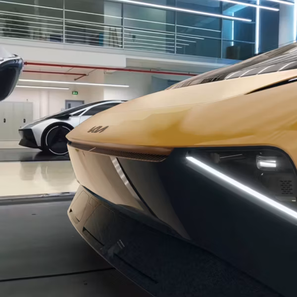 Мужчина в VR-гарнитуре тестирует Nvidia CloudXR 6.0 на visionOS 26.4 перед стендом Autodesk VRED