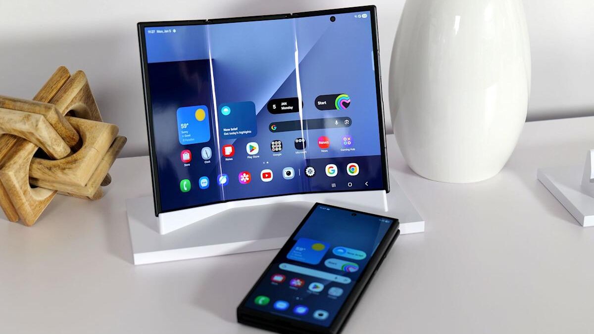 Samsung Galaxy Z TriFold показан с развернутым и сложенным экраном