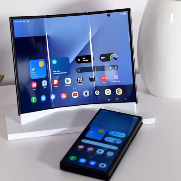 Samsung Galaxy Z TriFold показан с развернутым и сложенным экраном