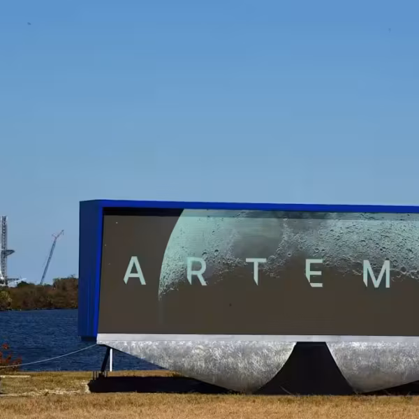 Билборд с надписью ARTEMIS и Луной на фоне перед запуском Artemis II в апреле от NASA