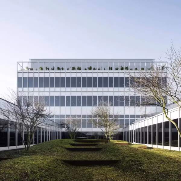 Современное офисное здание Audemars Piguet в Мейрине с стеклянным фасадом и ландшафтным дизайном