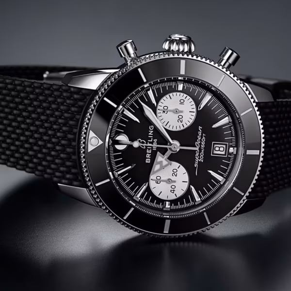 Черные часы Breitling Superocean на резиновом браслете крупным планом