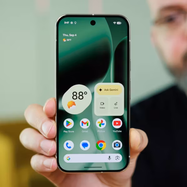 Pixel 7 показывает экран с погодой и быстрым доступом на фоне обновления за март 2026