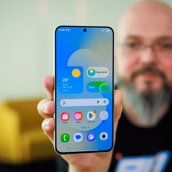 Мужчина показывает смартфон Samsung Galaxy S26 FE