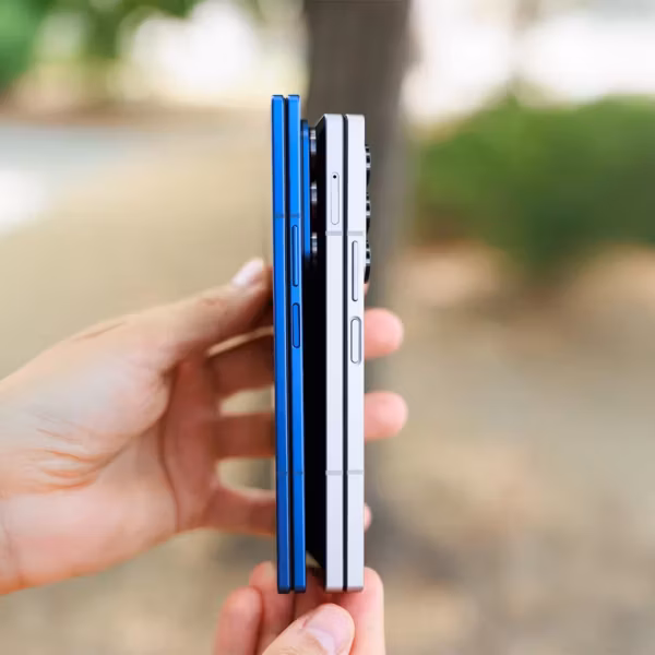 Мужчина держит смартфон Samsung Galaxy Z Fold 8 на улице
