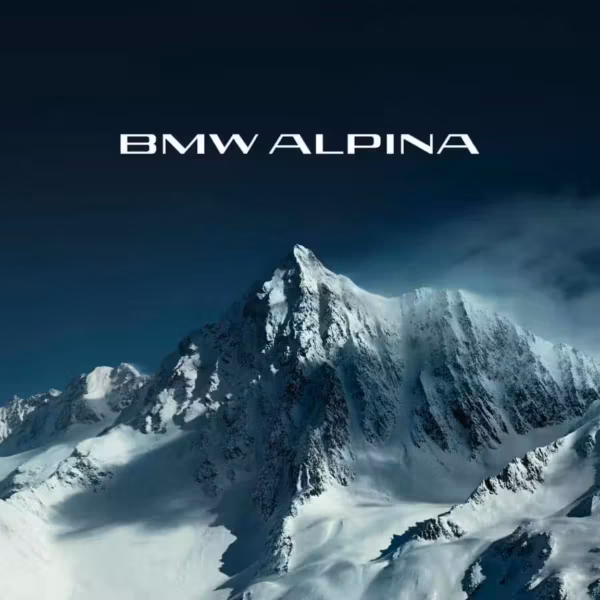 Зимний пейзаж с брендом BMW ALPINA на фоне горной снежной вершины