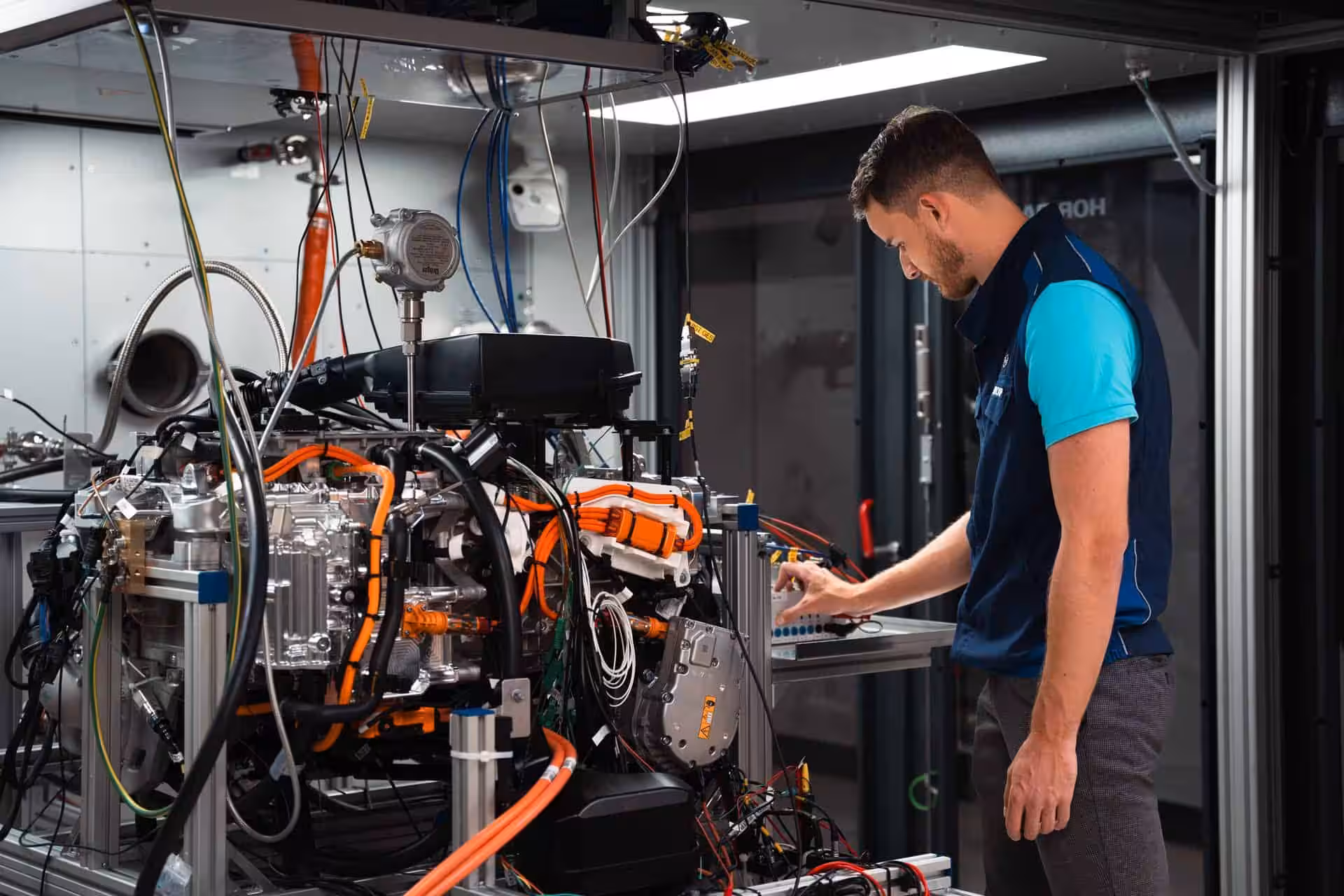 Инженер работает с электромобильной техникой BMW водородный автомобиль