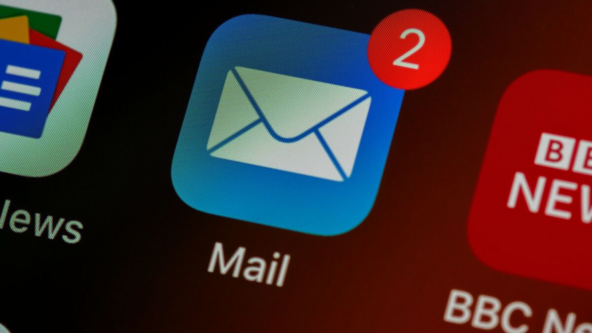 значок приложения Mail на экране смартфона с уведомлением о 2 новых письмах