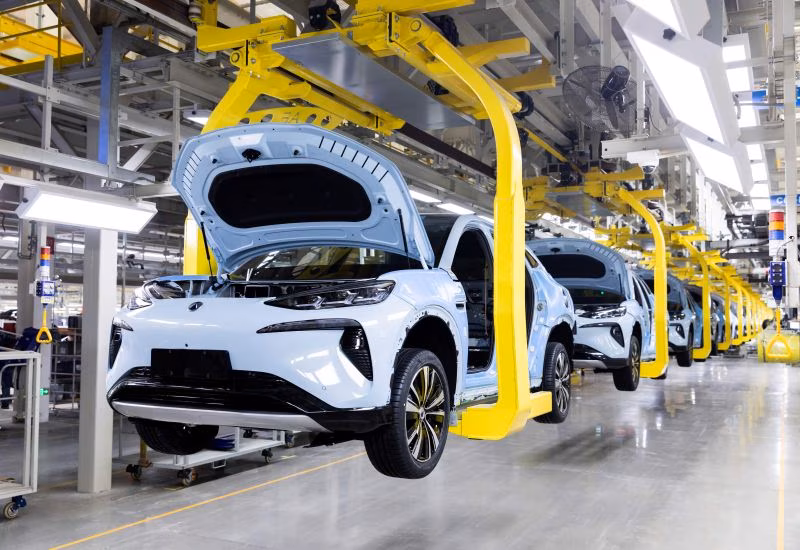 Конвейерная линия сборки электромобилей BYD на заводе