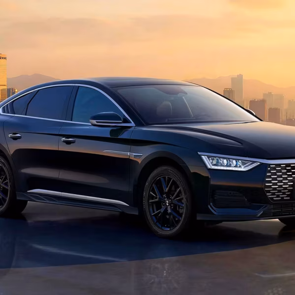 Представительский электромобиль BYD Linghui E9 на городской улице