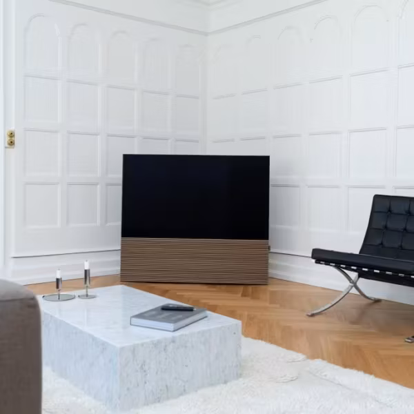 Телевизор Loewe Stellar 65" с акустикой Canvas в современной гостиной