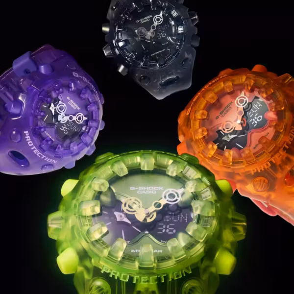 Яркие неоново-зеленые, оранжевые, черные и фиолетовые часы CASIO G-Shock GA-V01 в прозрачных корпусах крупным планом светящиеся элементы