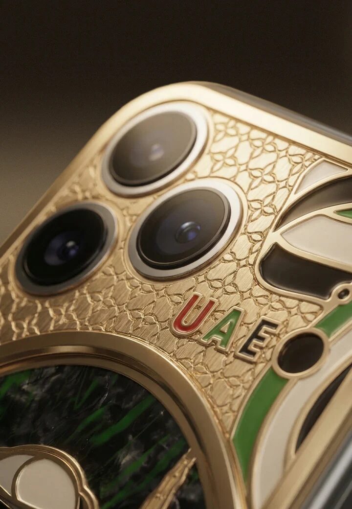 Золотой смартфон Caviar Spirit of UAE с тремя камерами и декоративной гравировкой на задней панели