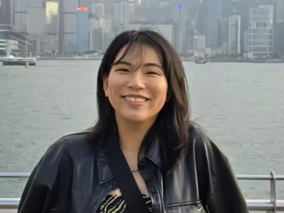 Девушка на городской набережной у воды на фоне городского пейзажа