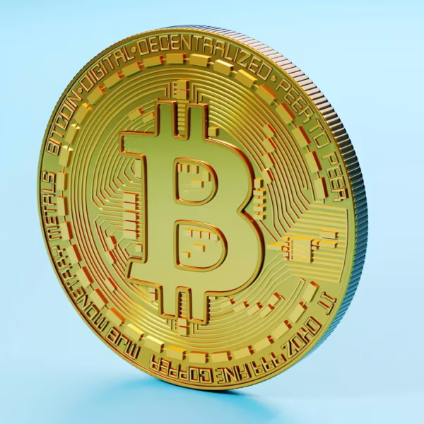 Золотая монета с логотипом Bitcoin и надписью Bitcoin Digital Decentralized
