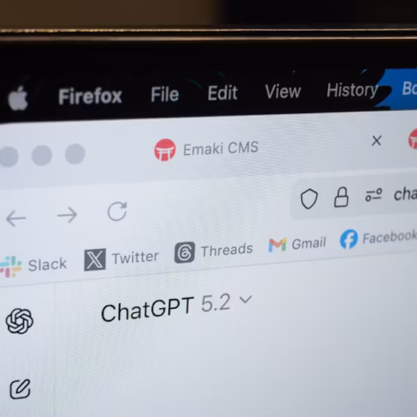 Ноутбук с экраном: браузер с ChatGPT 5.2 и вкладкой Atlas в обзоре Firefox