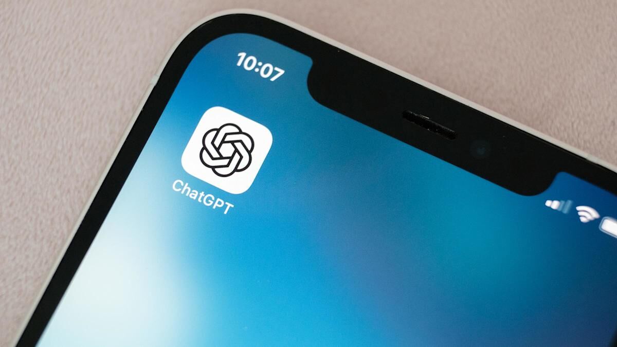 Экран iPhone с иконкой и интерфейсом приложения ChatGPT на рабочем столе