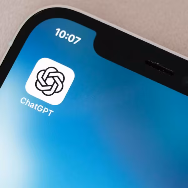 Экран iPhone с иконкой и интерфейсом приложения ChatGPT на рабочем столе