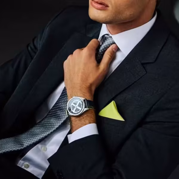 Часы Citizen с дизайном X-Men на запястье мужчины в костюме